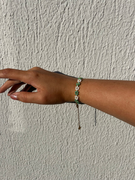 Gouden armband met groene bloemen | Handgemaakt & betekenisvol